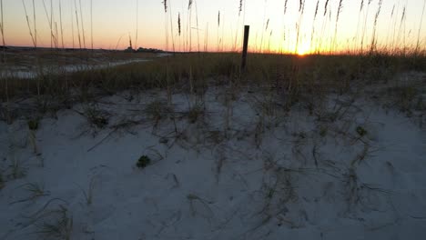 Drohne-Fliegt-über-Einen-Pfad-Aus-Meerhafer-Und-Smaragdgrünen-Wasser-Weißen-Sandsanden-Des-Golfs-Von-Mexiko-Bei-Sonnenaufgang-Sommertag