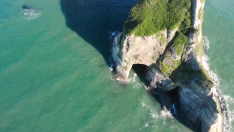 hermosas islas rocosas naturales en la playa de wharariki, nueva zelanda