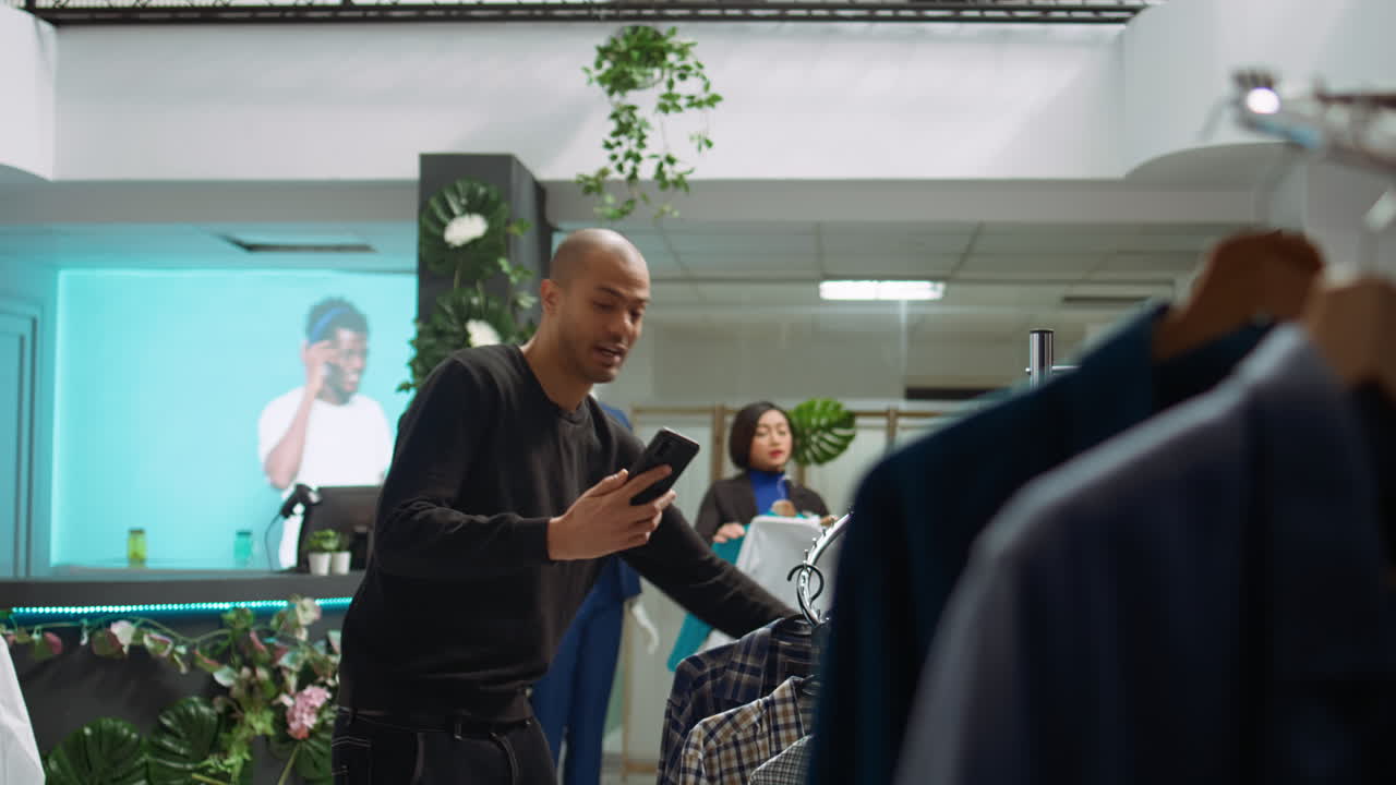 hombre comprando y probando ropa en una tienda minorista