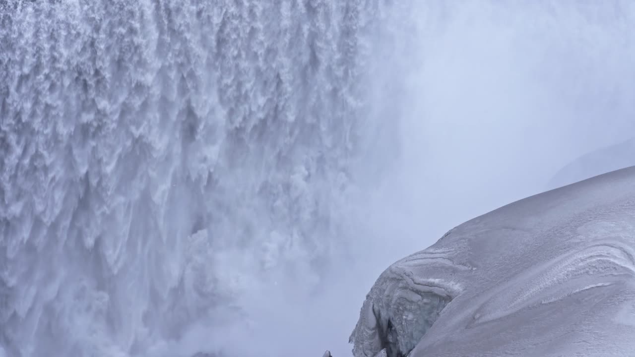 겨울 눈 덮인 절벽에 폭포