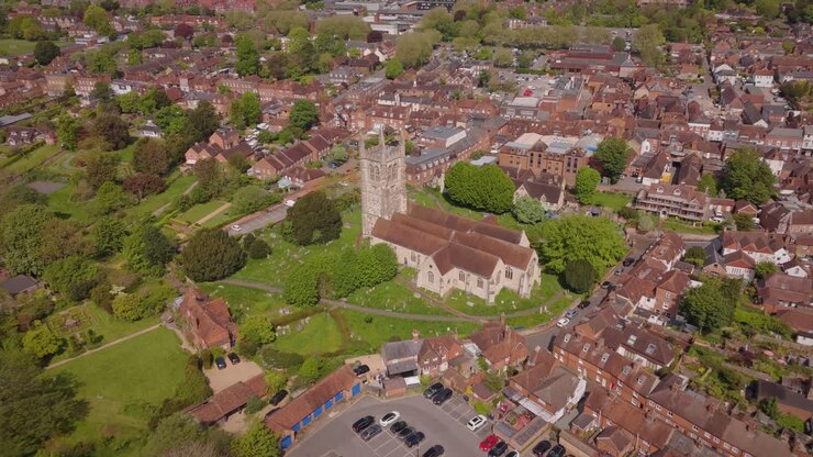 Vista a volo d'uccello di un'antica chiesa inglese situata a Farnham, Surrey