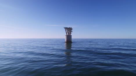 torre inusual en medio del mar mediterráneo