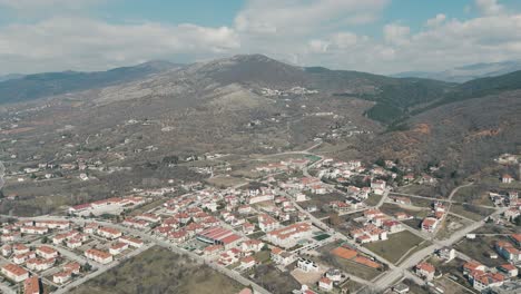 una toma de drone de la montaña del pueblo, clima cálido, volando sobre una colina de la ciudad de ensueño, video 4k, naturaleza invernal europea, hermoso paisaje, nubes panorámicas blancas