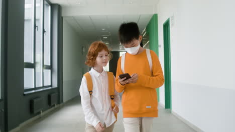복도를 걷고 있는 학생들.