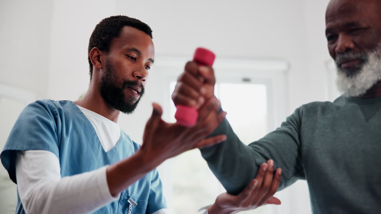 paciente de edad avanzada, fisioterapia y estiramiento del brazo