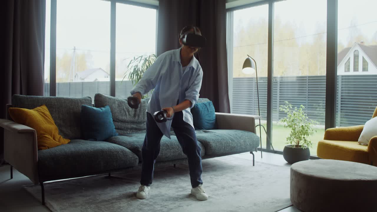 거실에서 가상 현실을 경험하는 여성