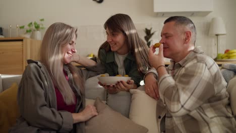 familia o amigos disfrutando de un bocadillo juntos