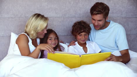 los padres leyendo una historia divertida a sus hijos