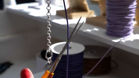 disparo en cámara lenta de un trabajador midiendo la cuerda la longitud como la pulsera