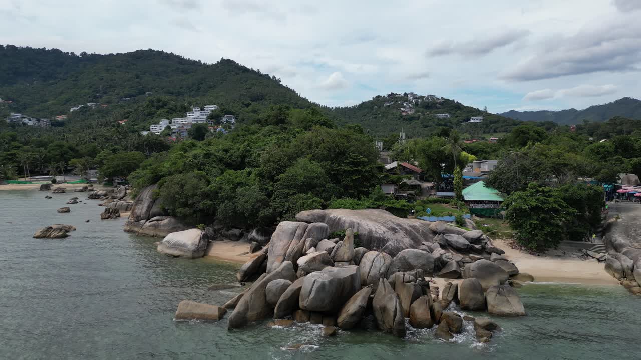 de derecha a izquierda toma de pan de playas rocosas y árboles verdes exuberantes en el fondo