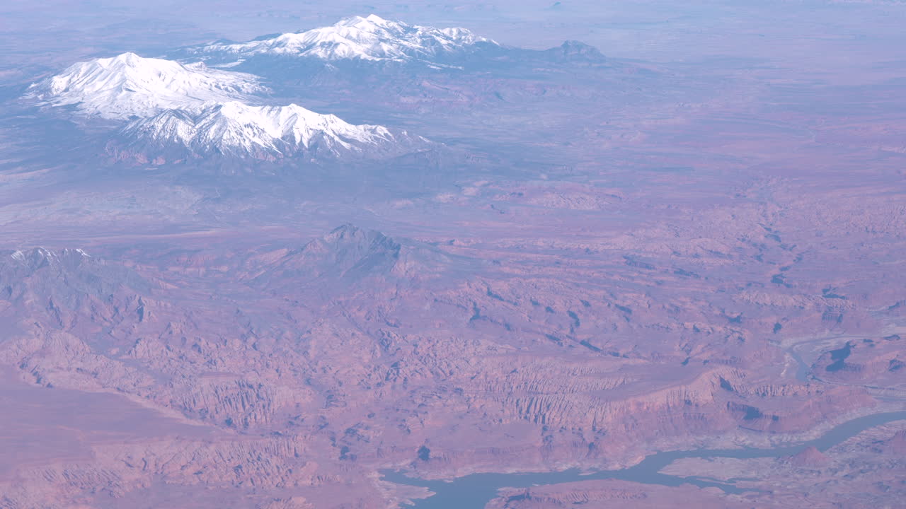 アメリカ南西部の水辺から砂漠、雪をかぶった山々へと移り変わる空撮