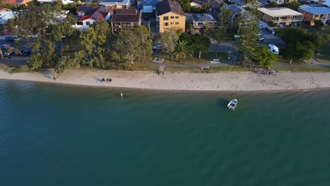 Estructuras-De-Casas-En-La-Orilla-Del-Arroyo-Tallebudgera-En-El-Estado-Australiano-De-Queensland