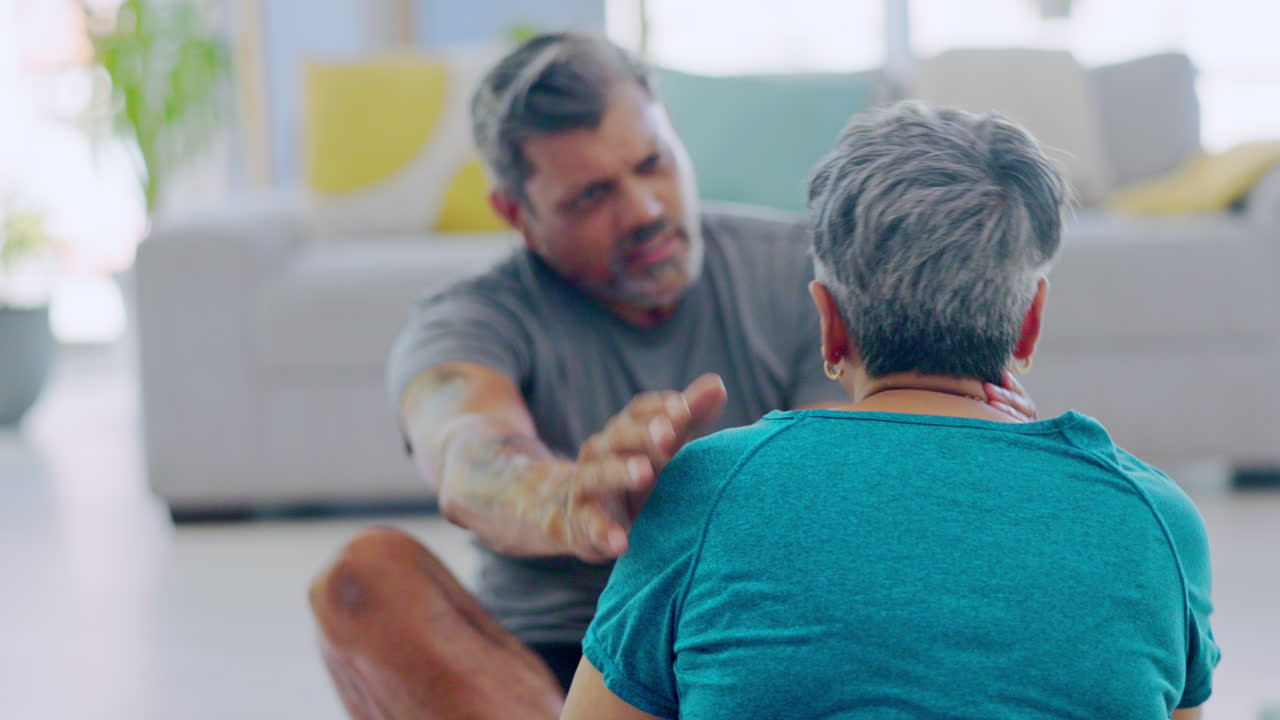 커플, 시니어 지원 및 손으로 어깨