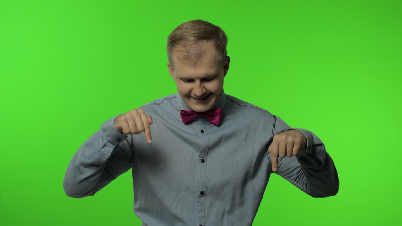 hombre pidiendo suscribirse, tratando de controlar, señalando con los dedos hacia abajo.