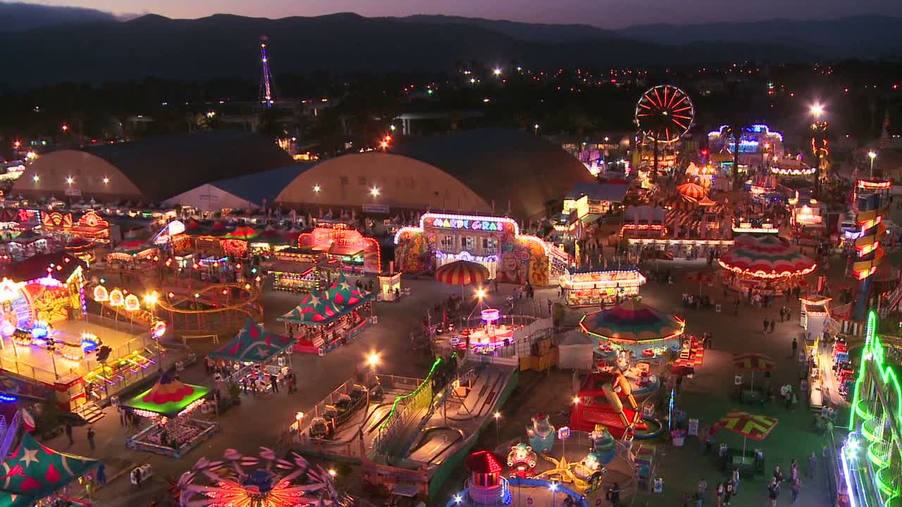 놀이기구와 어트랙션이 많은 밝은 놀이공원의 높은 각도 1