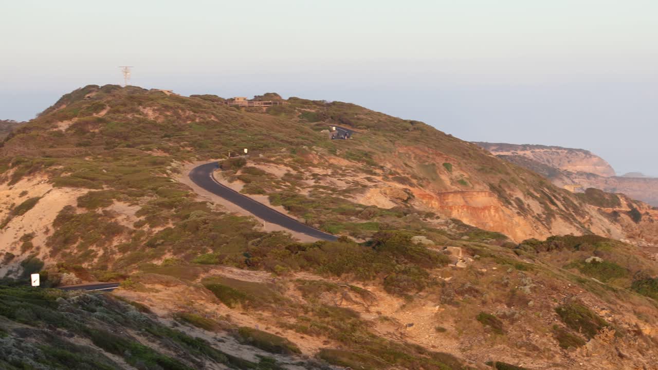 바다 근처의 절벽을 따라 휘어지는 길