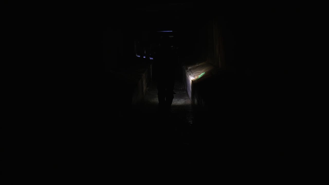 persona caminando por un túnel oscuro