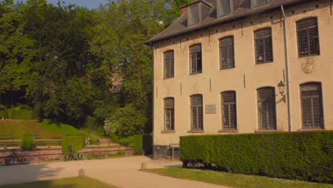 Detail-Des-Baus-Am-Ende-Des-Nachmittags-Der-Historischen-Wahrzeichenreligion-Der-Abtei-La-Cambre-In-Brüssel,-Belgien