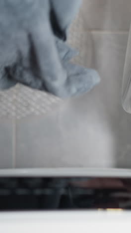 en la mano terry túnica saca lino limpio de la lavadora. la ama de casa abre la lavador después de la sesión sacando toallas frescas en cámara lenta