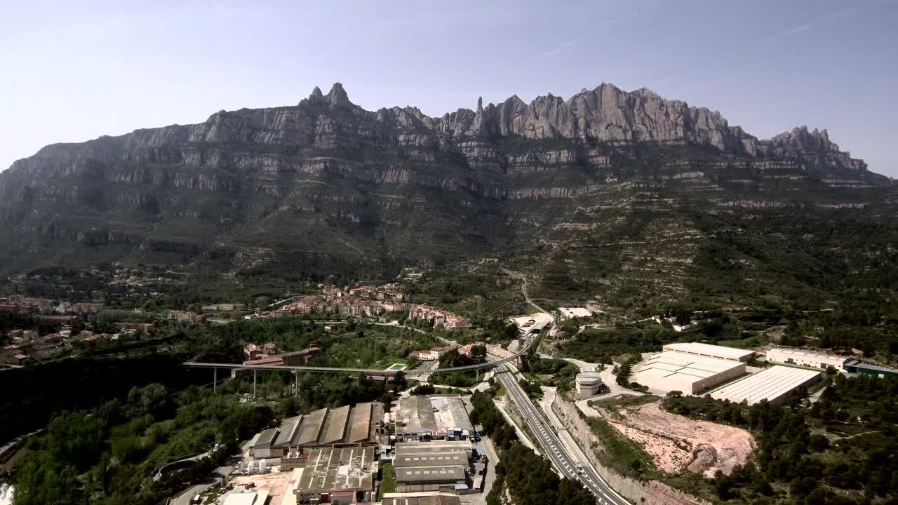 몬테세라트 산에 접근합니다. 공중에서 볼 수 있습니다.
