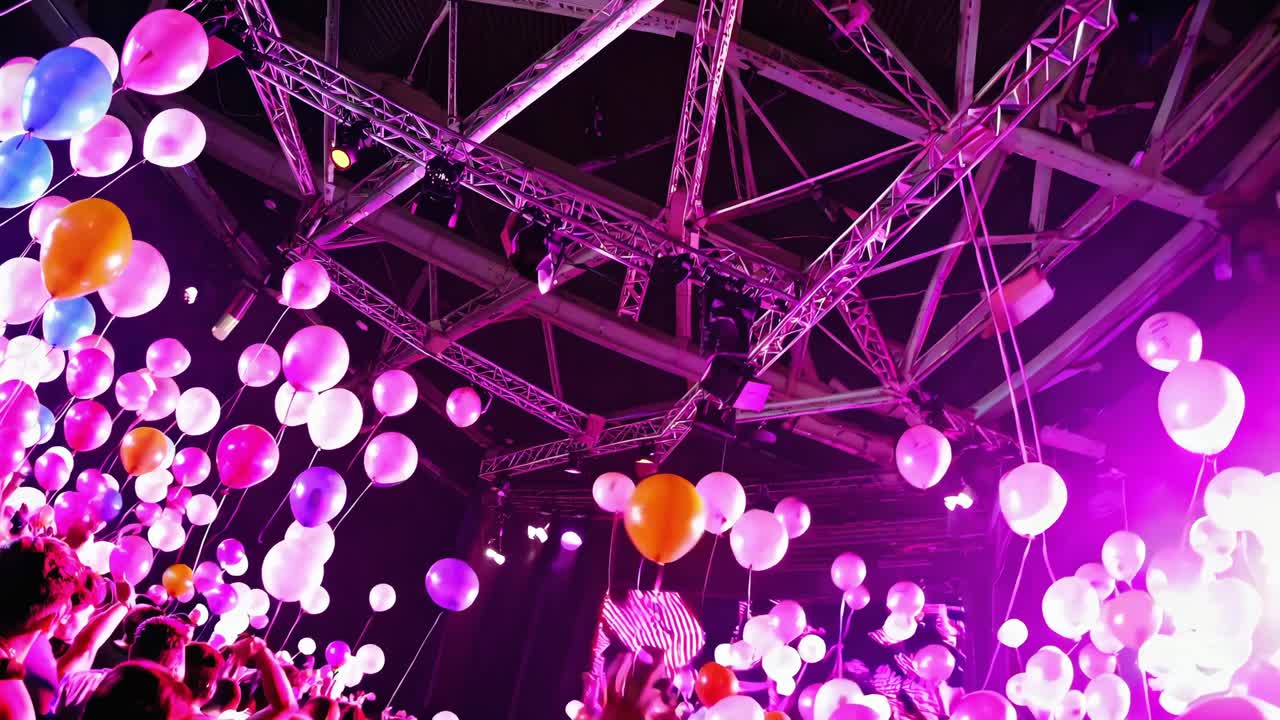 вечеринка с воздушными шарами ночью