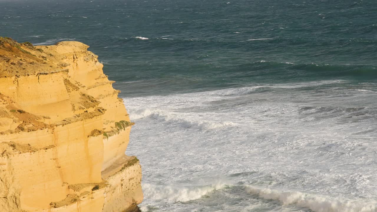 las olas del océano golpeando los acantilados de los doce apóstoles