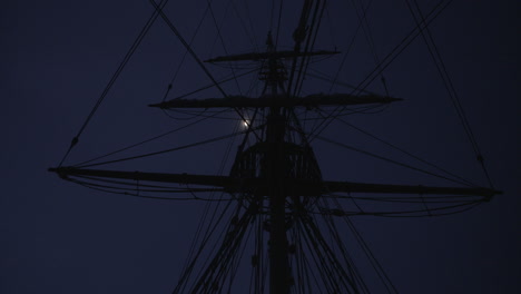 el barco de vela de los años 1700 por la noche