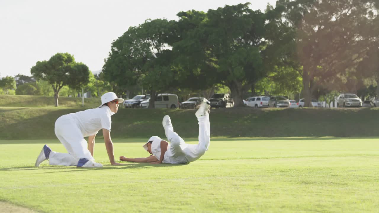공을 잡을 시간이 없는 크리켓 선수
