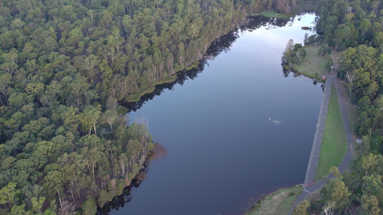 Luftfoto over Bullarto Reservoir i Wombat State Forest, Victoria, Australien
