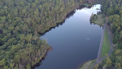 Vista-Aérea-Sobre-El-Embalse-Bullarto,-En-El-Bosque-Estatal-Wombat,-Victoria,-Australia