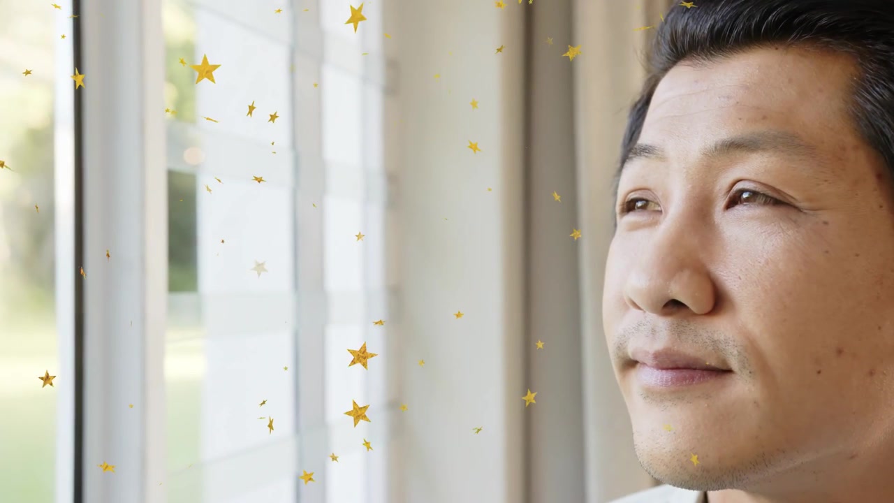 窓際に座る男性が、太陽の光に包まれ穏やかに目を閉じている。ガラスには金色の星が漂い、健康的な雰囲気を醸し出している。