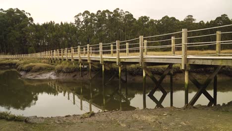 4k-Nahaufnahme-Auf-Einem-Holzpfad-über-Einem-Ebbe-Teich-In-Der-Ria-De-Aveiro-An-Der-Mündung-Des-Flusses-Vouga