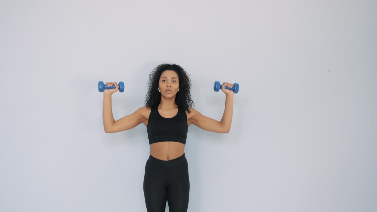 mujer levantando pesas