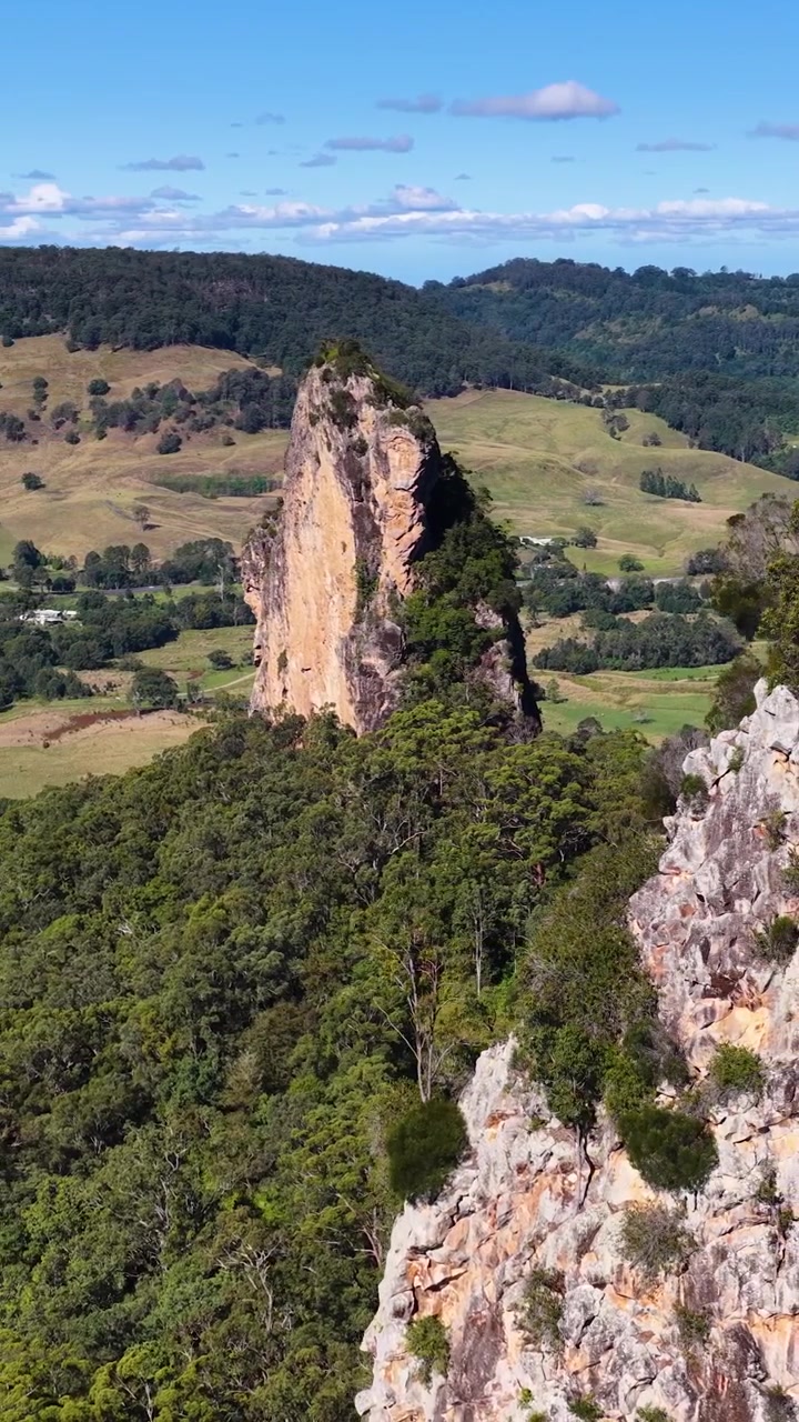 Riprese aeree delle Nimbin Rocks, che mostrano una vegetazione lussureggiante e formazioni rocciose sotto la luce intensa del giorno a Nimbin, NSW, Australia.