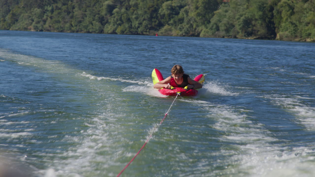 강에서 튜브를 는 아이