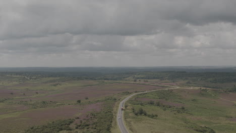 Luftdrohne-Statische-Landschaft-Weitwinkelaufnahme-Von-Autos-In-Der-Englischen-New-Forest-Landschaft-An-Einem-Launischen-Bewölkten-Tag