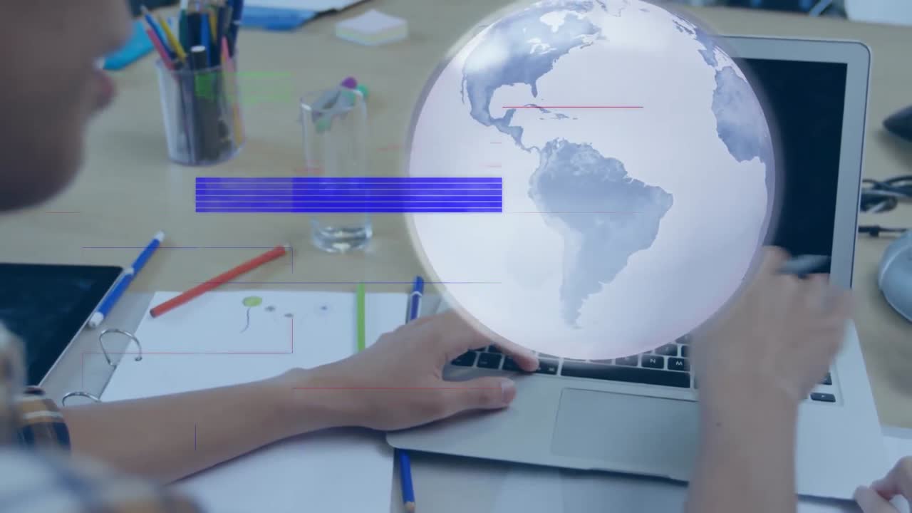animación de interferencia y globo sobre empresario caucásico usando portátil