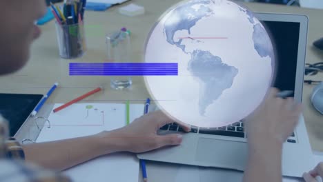 animación de interferencia y globo sobre empresario caucásico usando portátil