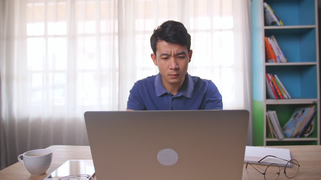 집에서 일하는 남자