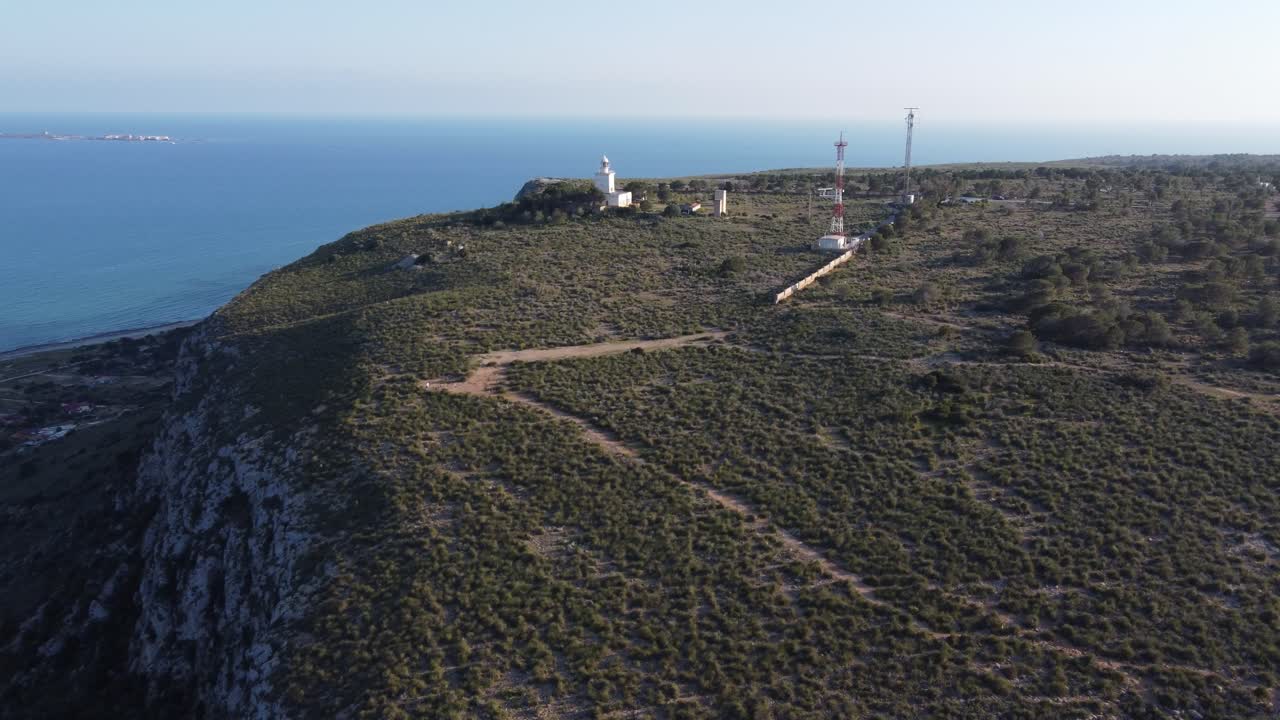 Faro in cima alla scogliera, con l'isola di Tabarca sullo sfondo. Santa Pola, Spagna