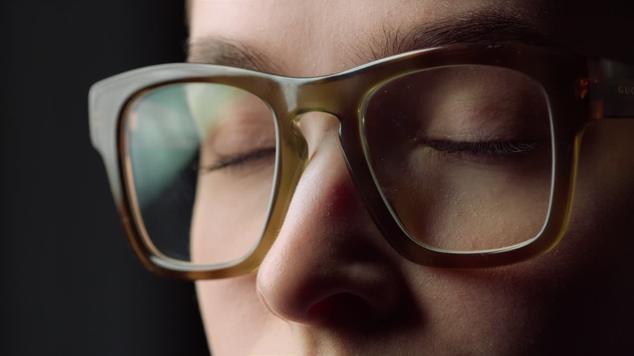 retrato de una joven mujer de negocios cansada recuperándose de mirar la pantalla.