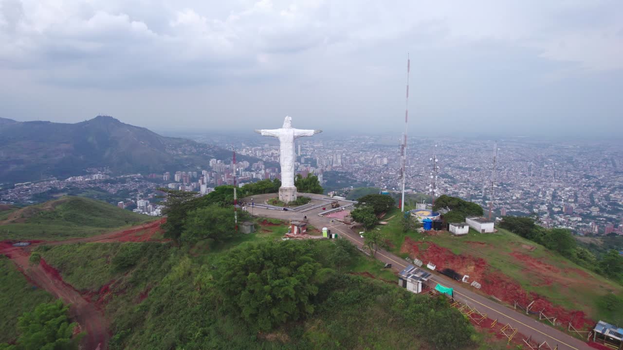 orbita aérea tomada alrededor de la estatua de cristo rey en cali, colombia