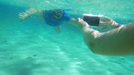 Llevar-El-Teléfono-Inteligente-Bajo-El-Agua-Para-Obtener-Una-Buena-Foto