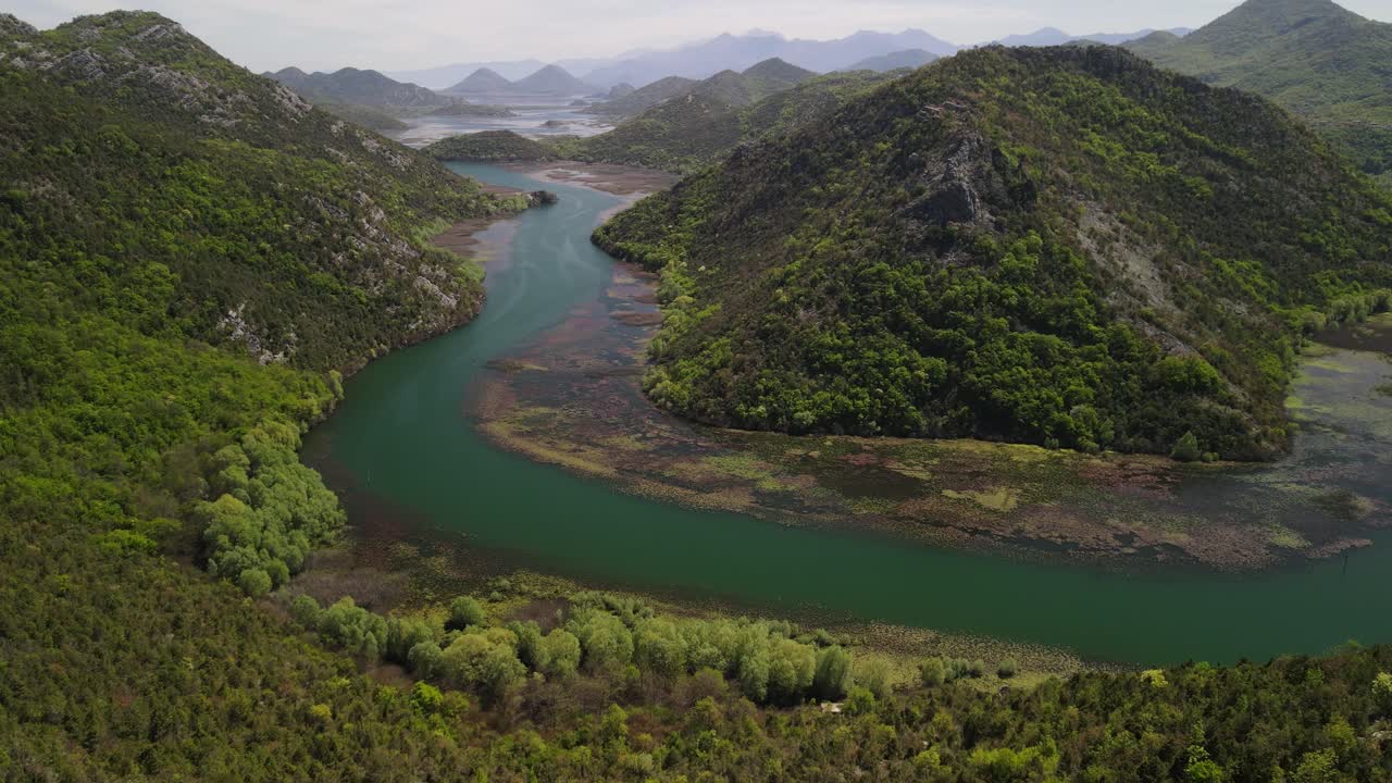 vista aérea de la curva del río en forma de herradura en pavlova strana cerca del lago skadar en montenegro