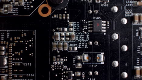 Nahaufnahme-Einer-Grafikkartenplatine,-Die-Komplizierte-Elektronische-Details-Hervorhebt