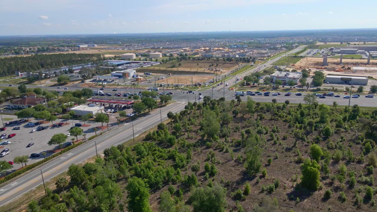 Ripresa aerea di piccoli cespugli o alberi piantati per separare il traffico e le strade dai resort.