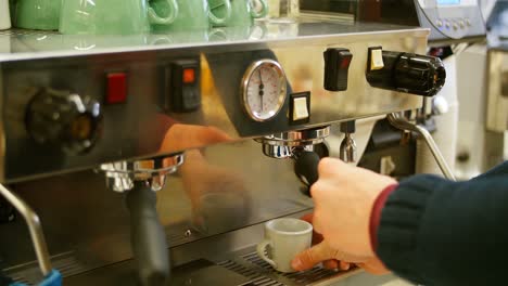 hombre haciendo una taza de café