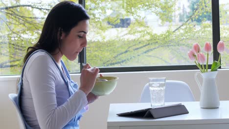 Beautiful-woman-having-breakfast-4k