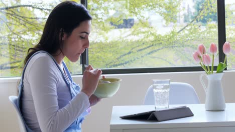 mujer hermosa tomando el desayuno 4k