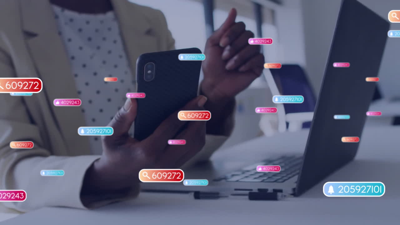 animación de procesamiento de datos sobre una mujer de negocios afroamericana que usa un teléfono inteligente en la oficina